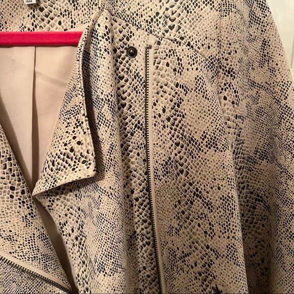 Cupcakes and Cashmere Isabelle Jacket - Picture 7 of 13